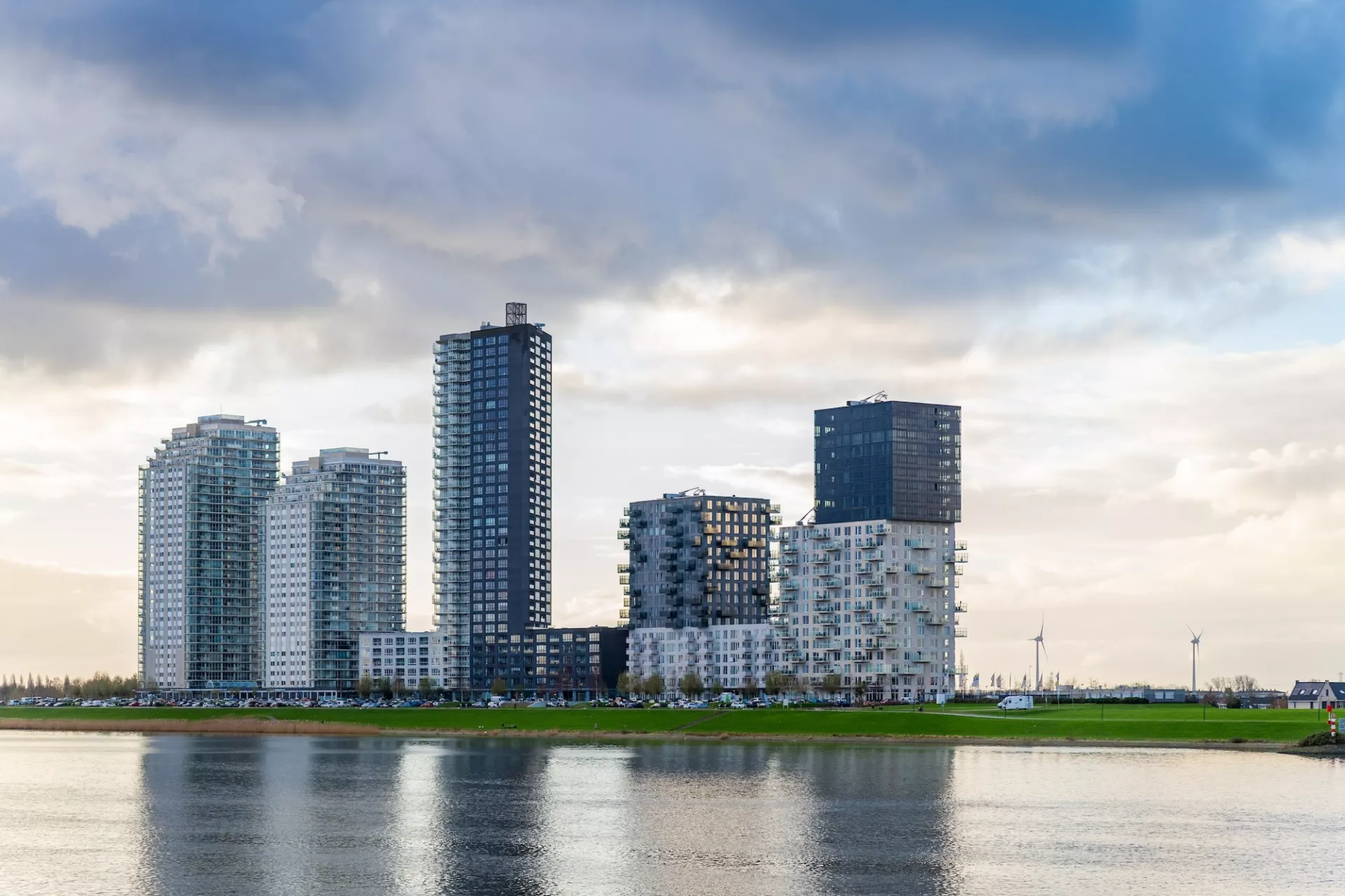 Flats langs een rivier onder een bewolkte hemel.