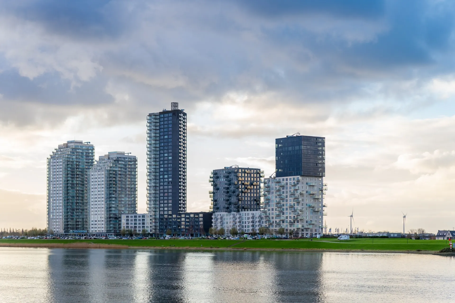 Flats langs een rivier onder een bewolkte hemel.